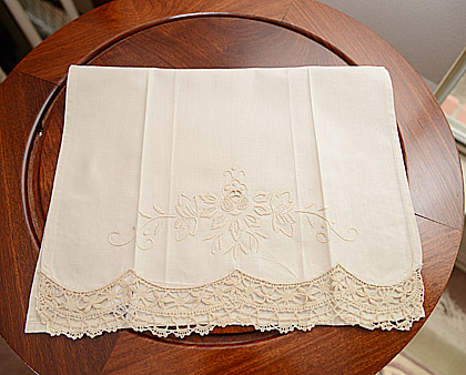 Guest Towel. Cluny Lace. Southern Hearts Ecru color